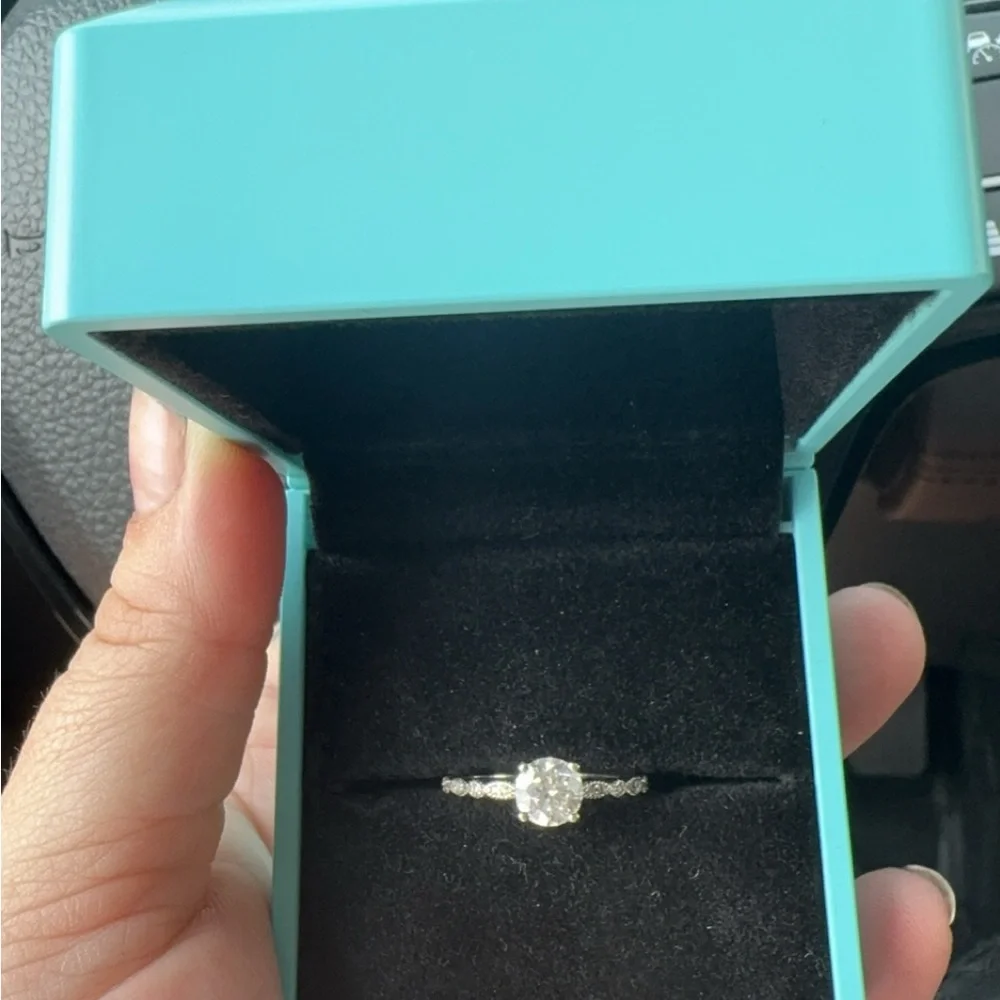Engagement ring - Picture 2 of 2